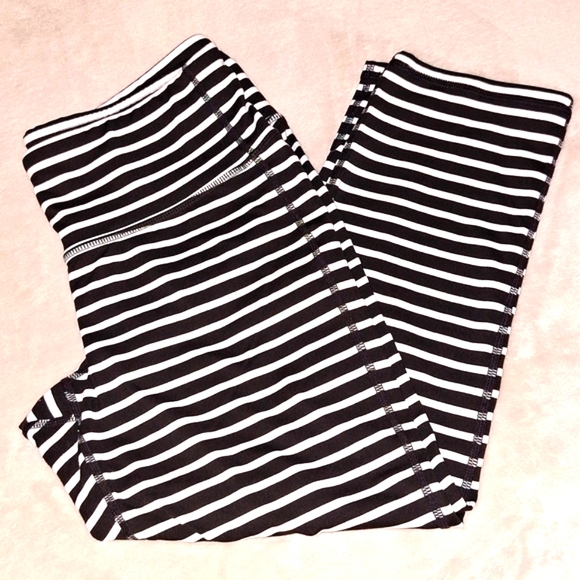 🌚 Athleta Black & White Horizontal Striped Chaturanga Capri Leggings. Size M. - Picture 3 of 10